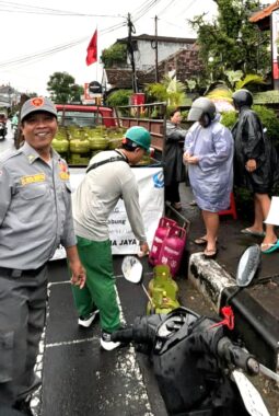 Pasar Murah Gas LPG 3 Kg Sukses Digelar di Kelurahan Sumerta, yang Mendapat Atensi Babinsa