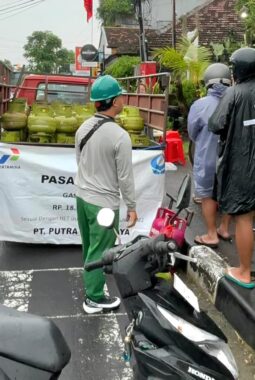 Warga Terbantukan Melalui Pasar Murah Gas LPG 3 Kg, di Jalan WR Supratman Guna Pengendalian Inflasi