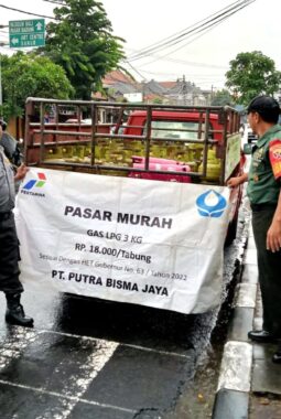 Babinsa Sertu Ketut Lopi Bantu Awasi Kelancaran Pasar Murah Gas LPG, Dapatkan Respon Positif Masyarakat