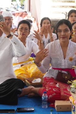 Upacara Piodalan Purnama Kedasa, Kanwil Kemenkum Bali Teguhkan Nilai Tri Hita Karana