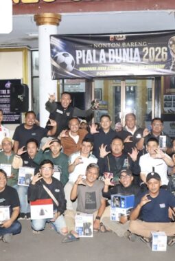 Wakapolda Jabar Nobar Piala Dunia Bersama Warga dan Insan Pers, Semarak Hari Bhayangkara ke-80 di Polres Cirebon Kota
