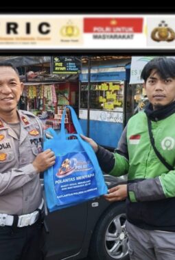 Wujud Nyata Polantas Menyapa, Satlantas Polres Kuningan Bagikan Sembako ke Pengemudi Ojol
